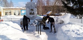 Юноармейцы очищают памятник от снега